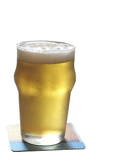 パイントグラスで飲むビール