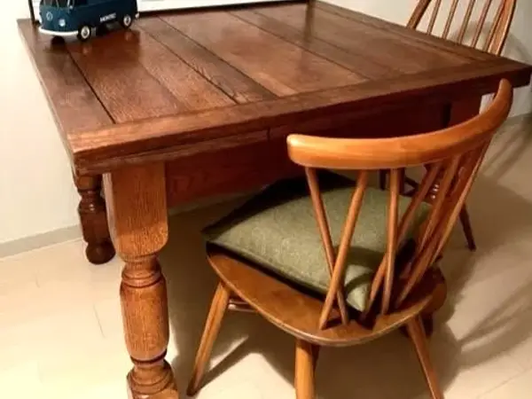 ドローリーフテーブルとアーコールチェア