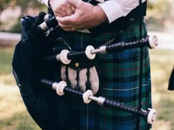 【英国音楽コラム】知る人ぞ知る！イギリスの音楽隊「ロイヤル・スコット連隊」