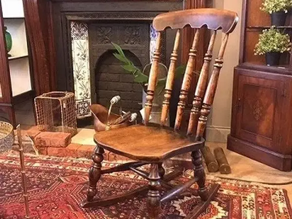 イギリスアンティークのロッキングチェア