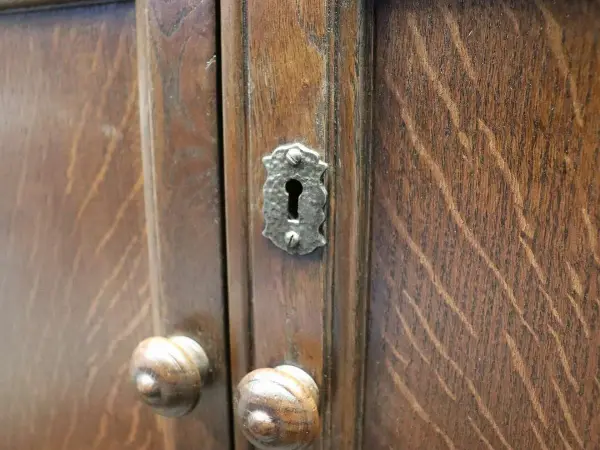 ワードローブ｜オーク材・1950年代 彫刻入り両開き扉 鍵付き 5