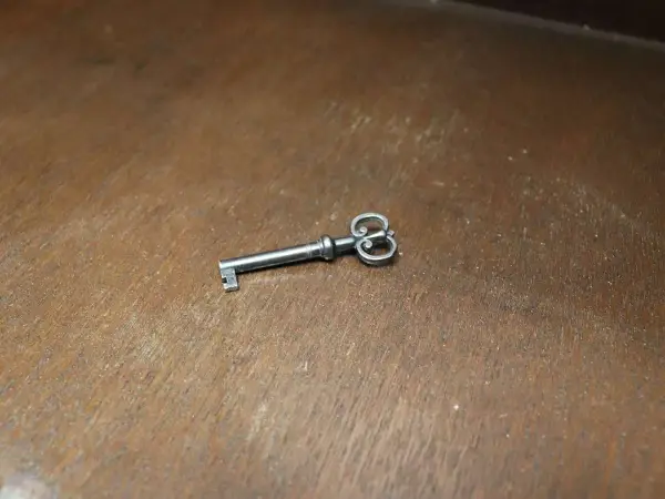 ワードローブ｜オーク材・1950年代 彫刻入り両開き扉 鍵付き 6
