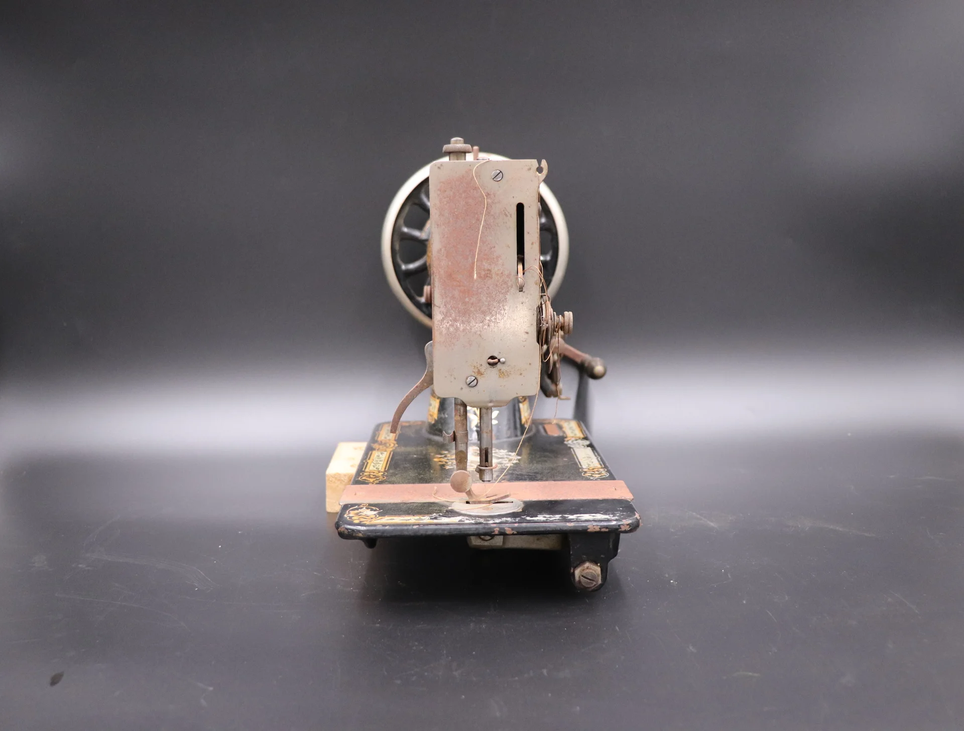 SINGER シンガーアンティークミシン　美品 ミシン｜1930年代 金彩装飾の手回し式 SINGER（シンガー） | ケントストア