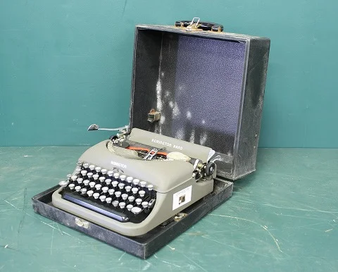タイプライター｜1930年代 黒いケース付きのポータブル Remington Rand