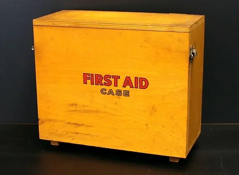 昭和レトロ　救急箱　FIRST AID KIT 激レア 救急箱｜オーク材・1930年代 FIRST AID CASE の黄色い箱 27.5cm