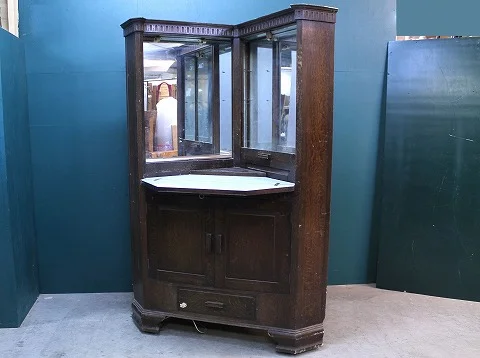 コーナーキャビネット|オーク材・1930年代 ミラーバックの飾り棚 コーナーキャビネット|オーク材・1930年代 ミラーバックの飾り棚