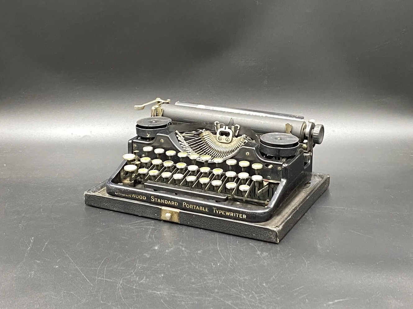 タイプライター｜1930年代 机上型の黒い小型 Underwood（アンダー