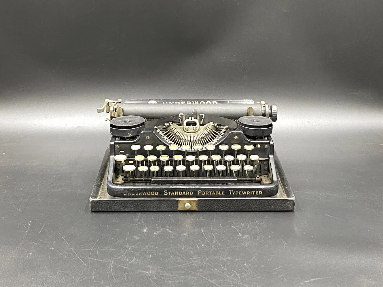 タイプライター｜1930年代 机上型の黒い小型 Underwood（アンダー