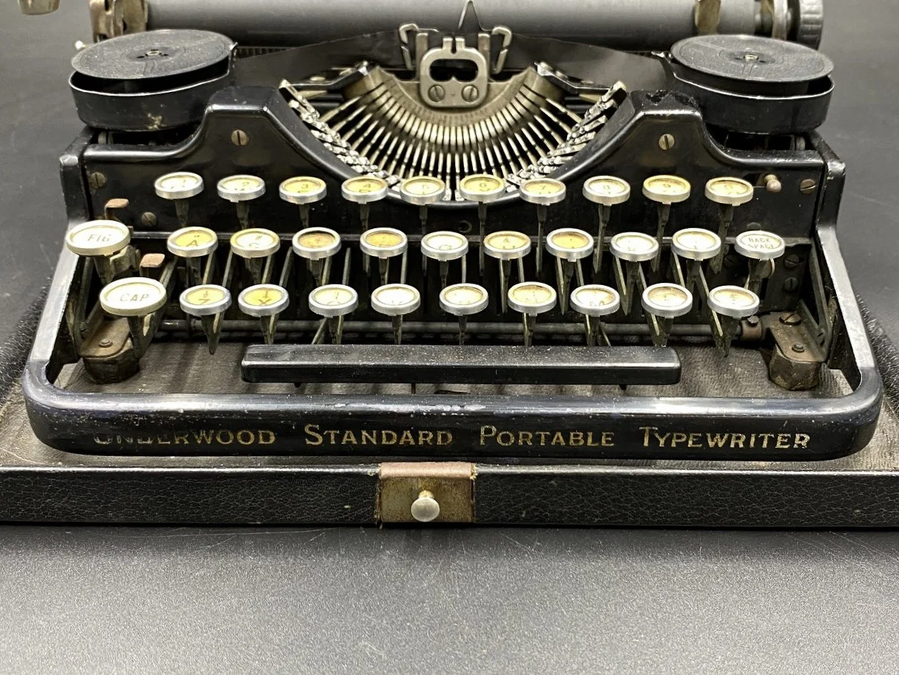タイプライター｜1930年代 机上型の黒い小型 Underwood（アンダー