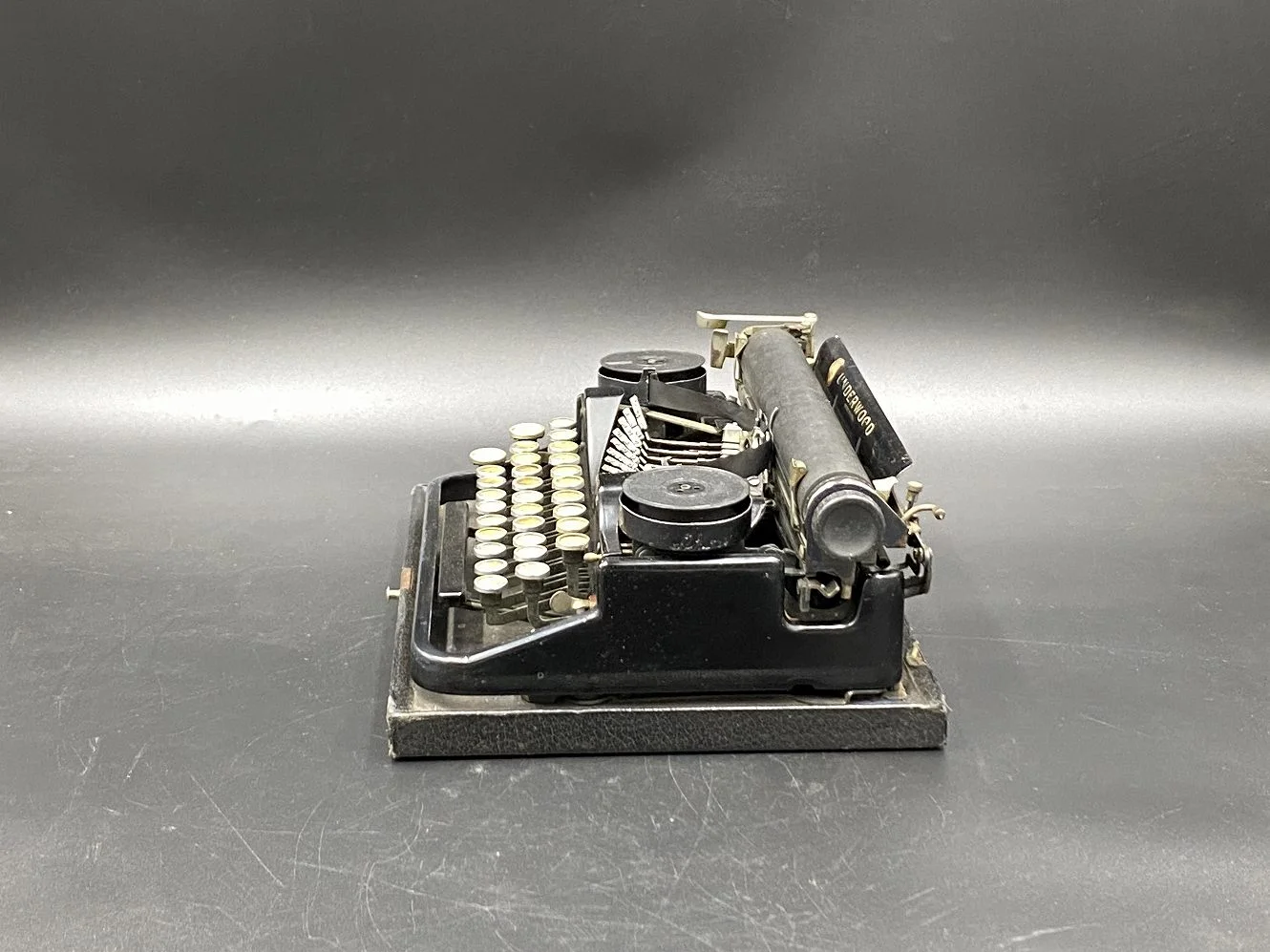 タイプライター｜1930年代 机上型の黒い小型 Underwood（アンダー