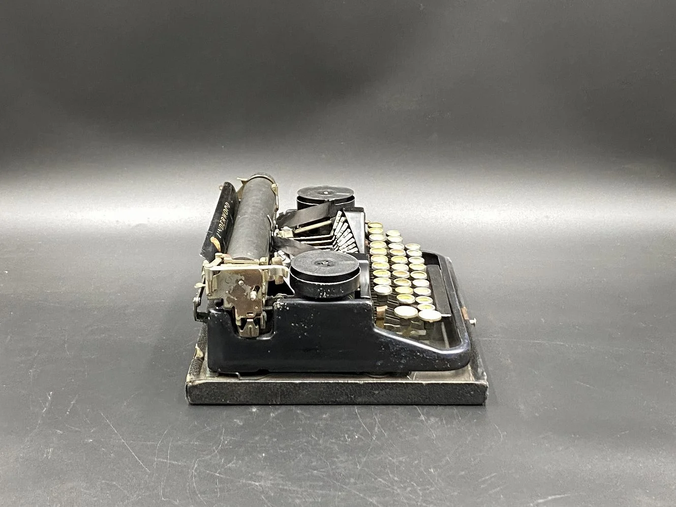 タイプライター｜1930年代 机上型の黒い小型 Underwood（アンダー
