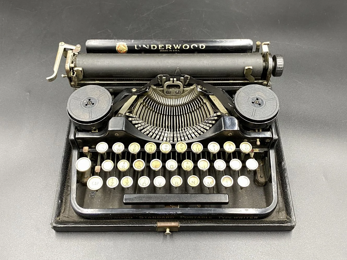 タイプライター｜1930年代 机上型の黒い小型 Underwood（アンダー