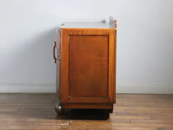 サイドボード｜オーク材・1930年代 丸脚とカービングの曲面扉 4