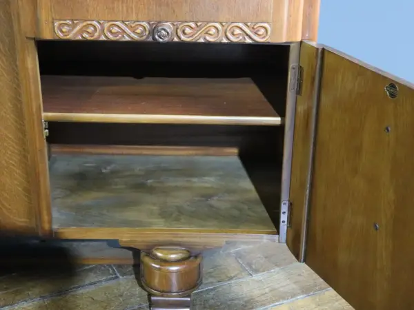 サイドボード｜オーク材・1930年代 スクロール彫刻のコンパクト収納 11