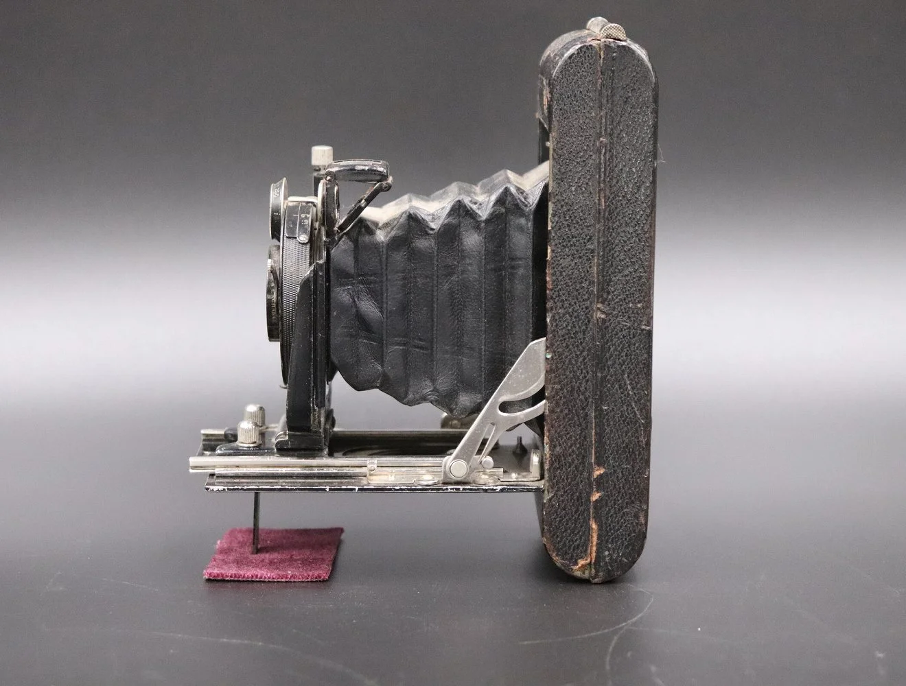 カメラ｜1930年代 丸レンズの蛇腹式 16.5cm 幅16.5cm・奥行3.2cm・高さ