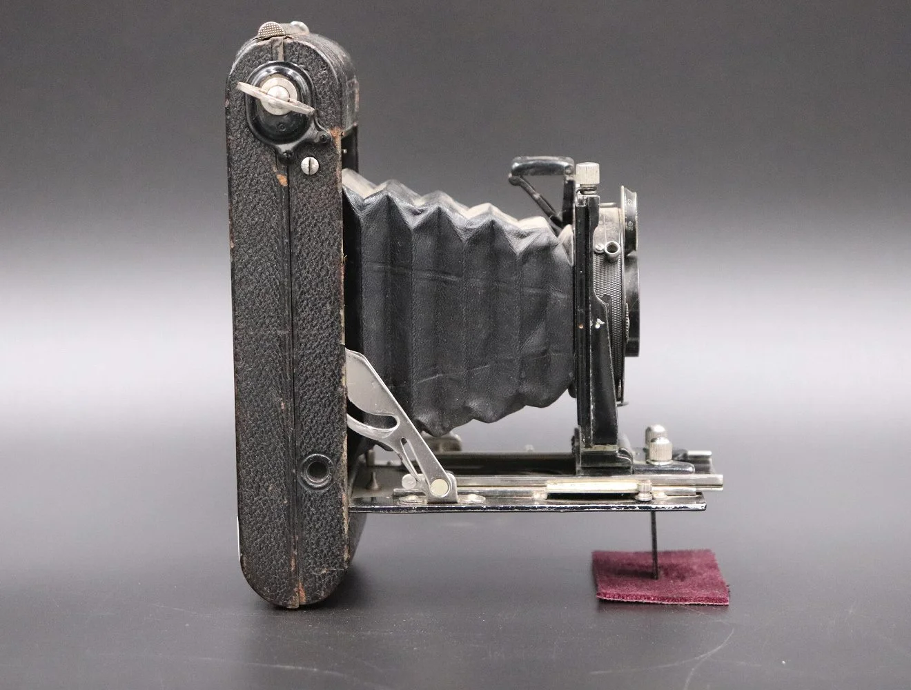 カメラ｜1930年代 丸レンズの蛇腹式 16.5cm 幅16.5cm・奥行3.2cm・高さ