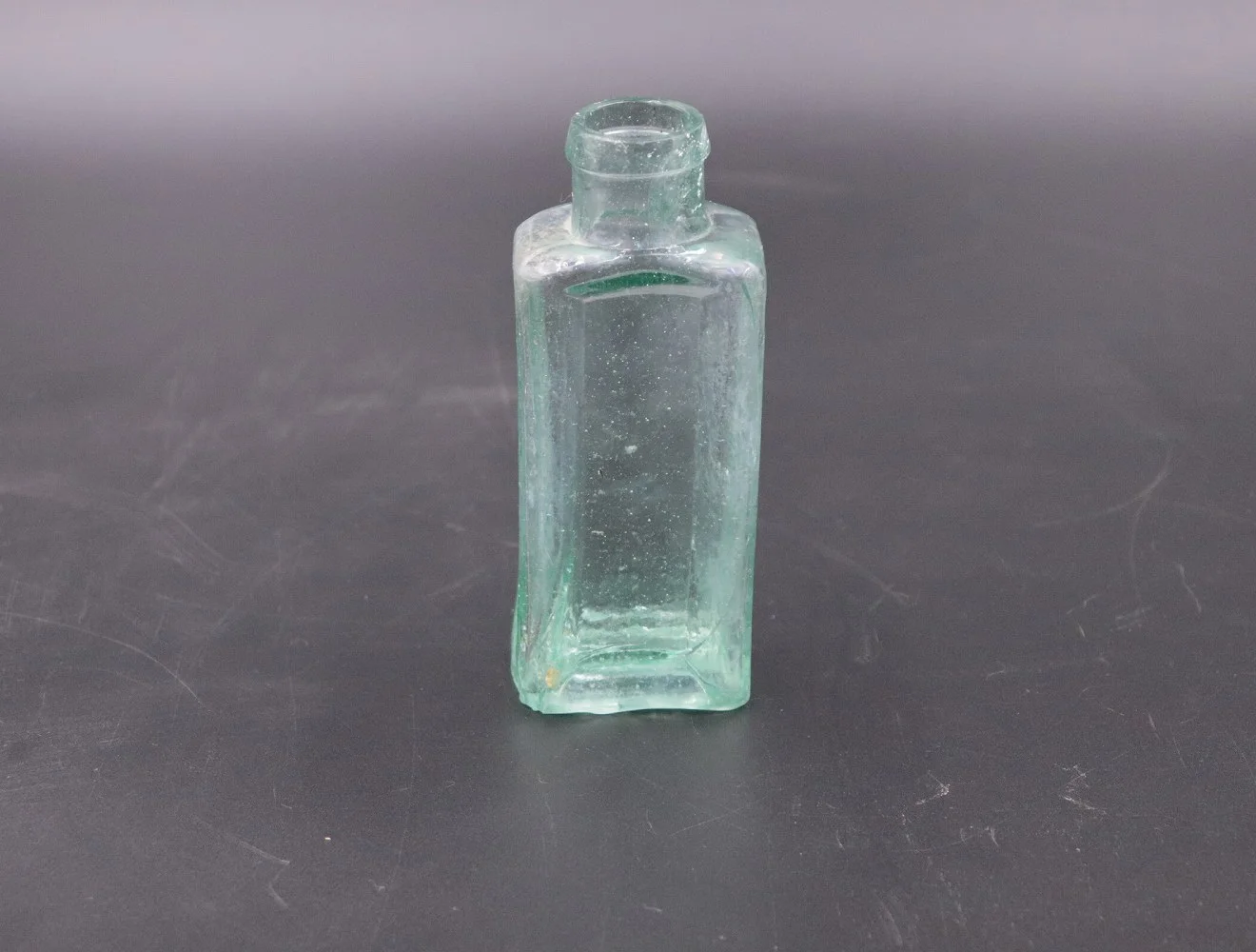 アンティークボトル｜ガラス・1970年代 淡い青緑の角瓶 14cm | ケント