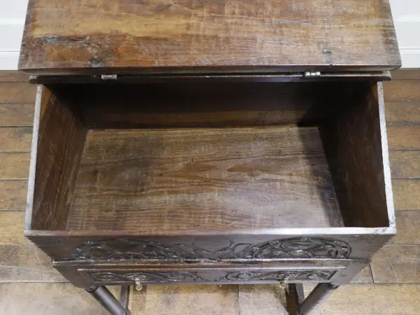 バイブルボックス｜オーク材・1780年代 彫刻パネルのスタンド型 11