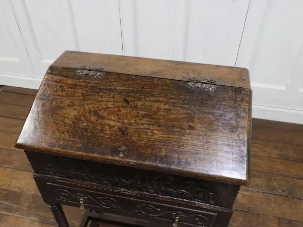 バイブルボックス｜オーク材・1780年代 彫刻パネルのスタンド型 7