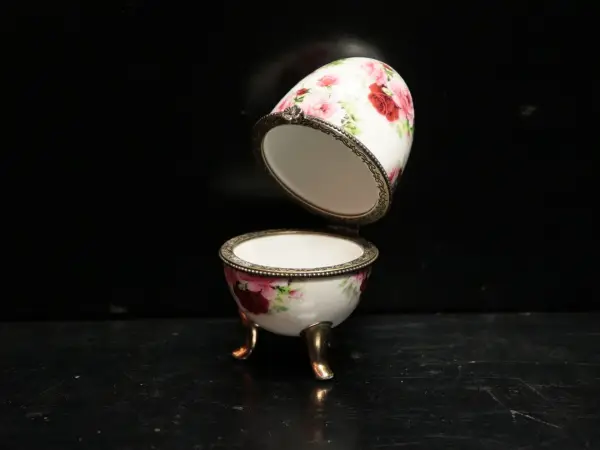 ジュエリーボックス｜セラミック・1980年代 卵形に薔薇の絵付け 9.8cm 2