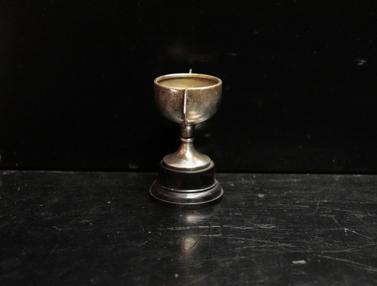 トロフィー｜ステンレス・1930年代 角ばった二耳と黒台座 8.2cm