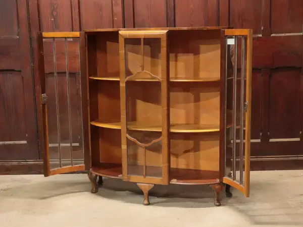 ディスプレイキャビネット｜ウォルナット材・1930年代 ボウフロントの木製棚 2