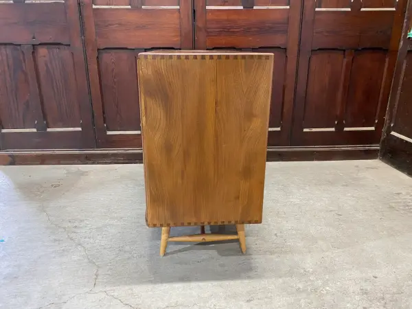 サイドボード｜エルム材・1960年代 3枚扉 ERCOL（アーコール） 4